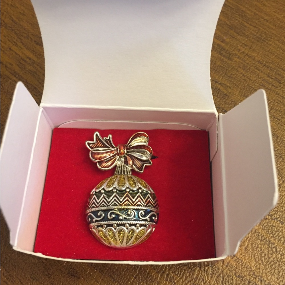 Avon Holiday Pin - Picture 2 of 5